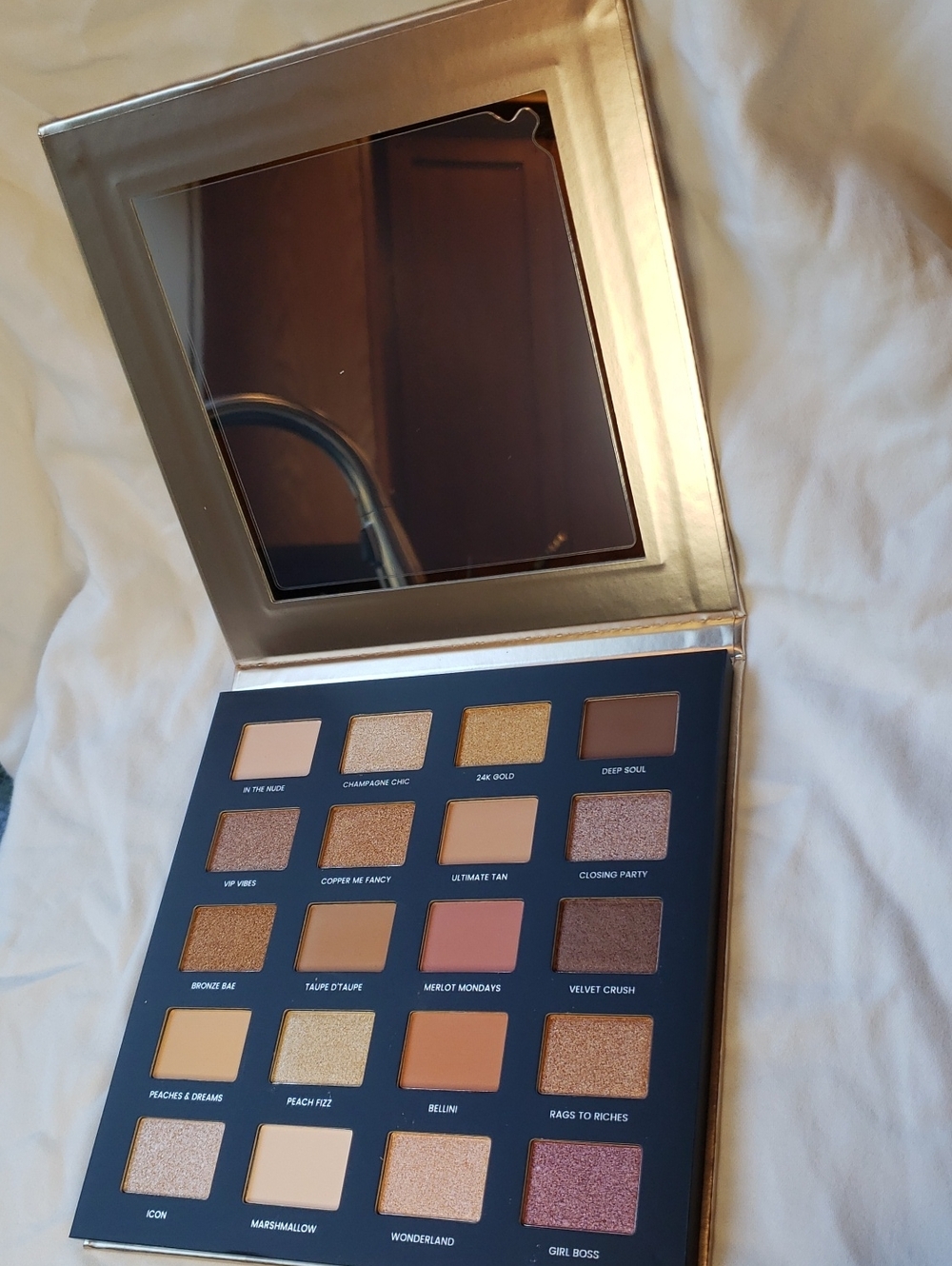 Day to Slay Eyeshadow Palette  20 pans Full Size. Iconic London